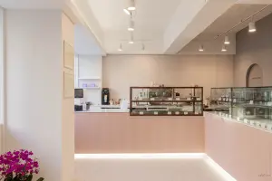 원목 쇼케이스와 핑크 카운터의 조화 미라이키 베이커리